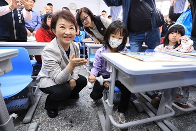 挹注近4.9億元升級學習環境中市16萬餘套可調式課桌椅開學前全面到位