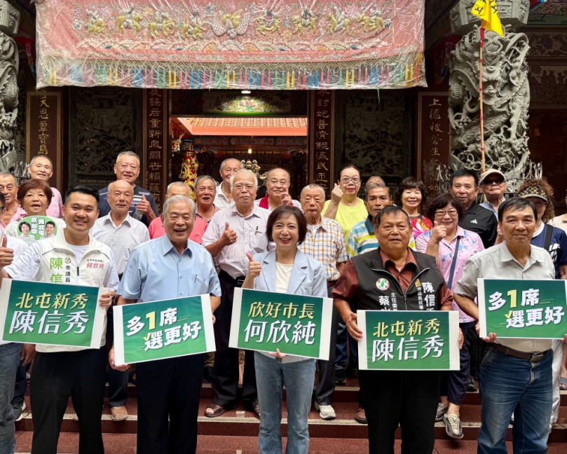 民進黨台中市長候選人何欣純陪同同黨北屯新人陳信秀参香，祈求承接前議員民主香火！
