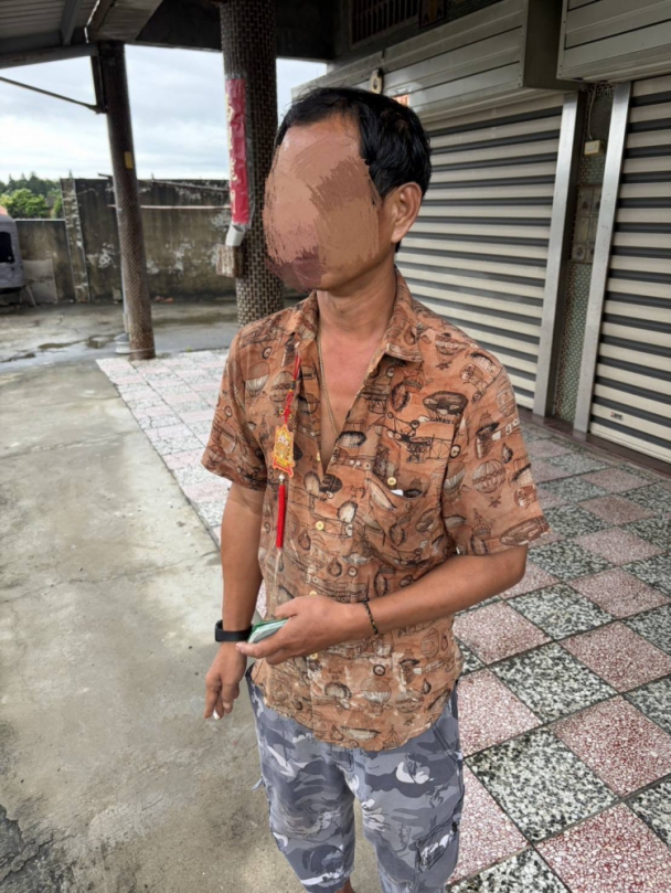 男子獨自徘徊找不到路　臺西警暖心護送返家母親見人秒安心