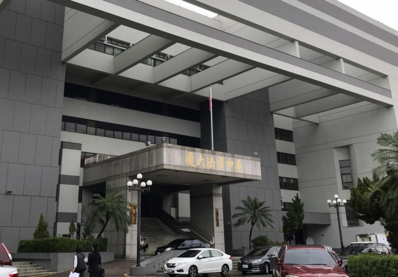 生母在五月大女嬰旁吸食毒品   法官判她一年六月徒刑