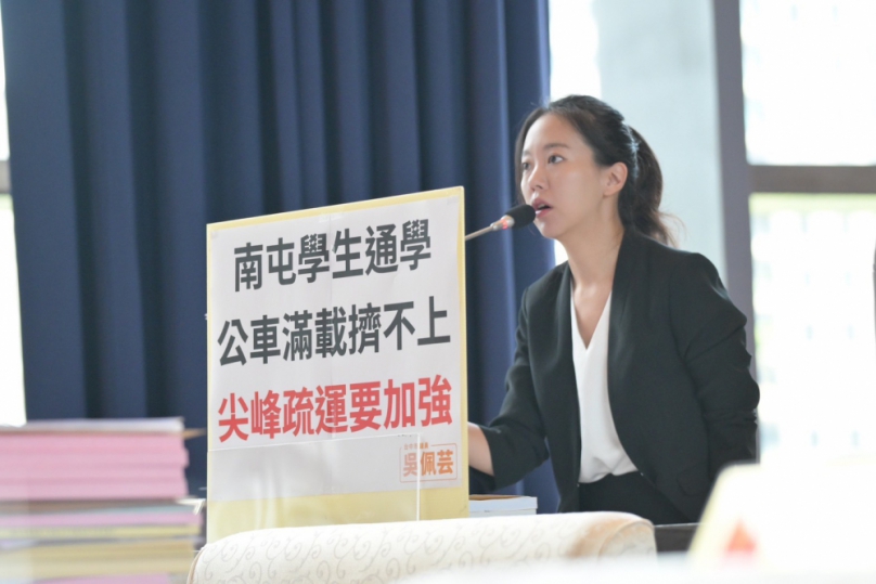 學生尖峰搭不上公車   台中市議員吳佩芸籲導入「打點車」精準疏運