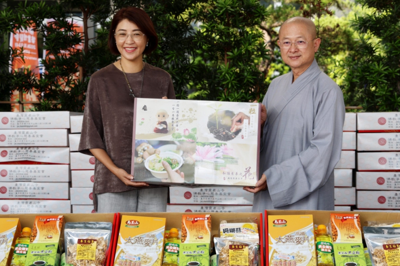 靈巖山寺攜手淨心慈善基金會重陽南投送暖　 許縣長感謝協力縣府關懷獨居長輩（圖2縣府提供）