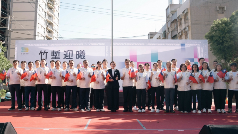 「竹塹迎曦 光耀雙十」高虹安率團隊金城升旗   向新竹市各界前輩致敬