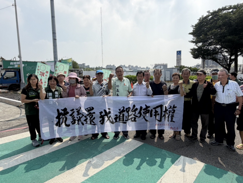 「看得到路，卻回不了家！」東橋里民路口拉布條抗議　民進黨台中市議員鄭功進要求恢復建成路左轉大興街
