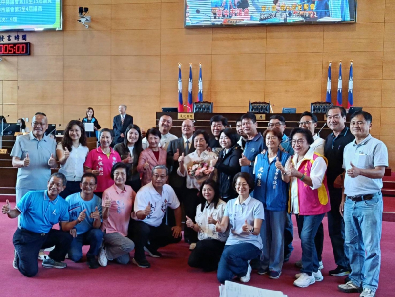 臺中市議會榮退議員歡送會   從政半世紀的資深市議員張瀞分感性且幽默發言引來熱烈掌聲、笑聲