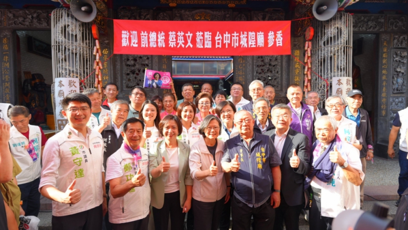 台中湧欣潮！蔡英文、何欣純城隍廟合體 年輕純派英粉歡呼尖叫  蔡英文力挺何欣純：台中值得更好的市長！