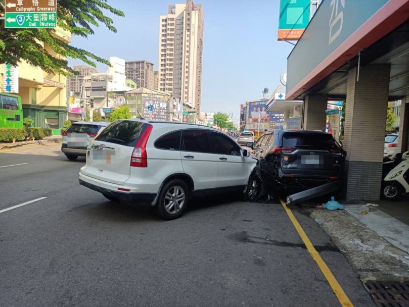 休旅車在中清路連環撞駕駛肇事後竟棄車逃逸