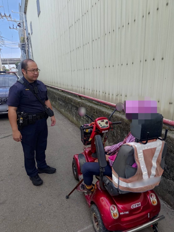 颱風前夕最美風景！8旬嬤防颱巡老家拋錨窄巷動彈不得  警民頂狂風聯手推車
