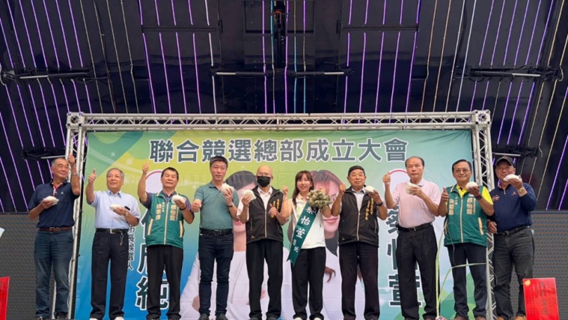 民進黨台中市議員候選人蔡怡萱競選總部成立　何欣純授戰旗凝聚勝選力量　千人生日祝福增添溫馨  籲11月28日市長挺何欣純、議員挺蔡怡萱為台中與豐原后里帶來新希望