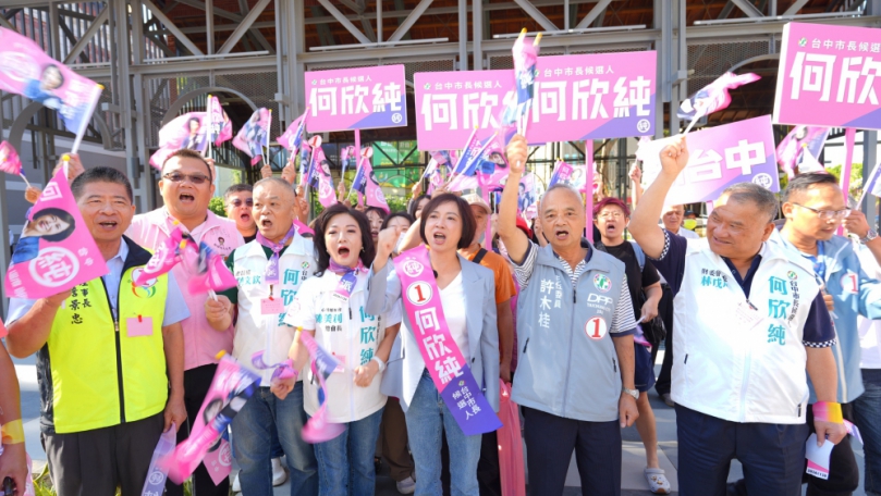 民進黨台中市長候選人、立法委員何欣純抽1號喊「台中第一、欣好市長！」市區大車掃  首都格局拚第一