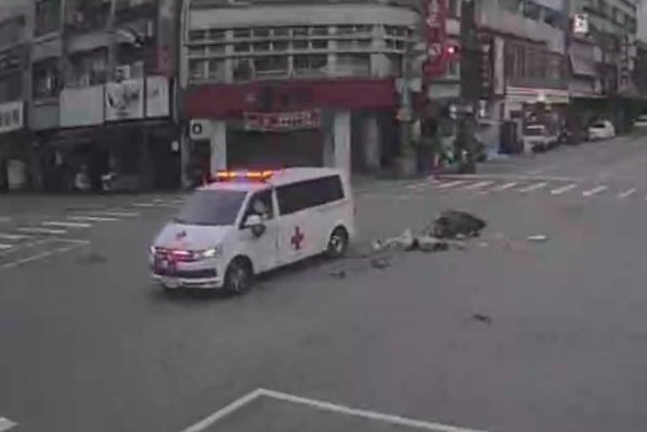 救護車閃燈鳴笛被機車直撞   駕駛二人均掛彩