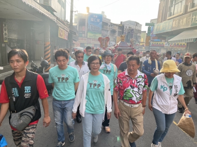 立委參選人蔡壁如到鎮瀾宮參拜並參與遶境活動