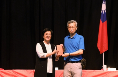 全國B、C肝炎篩檢績優競賽，彰化全國第一，王縣長（左）肯定衛生局長（右）的帶領。（照片縣府提供）