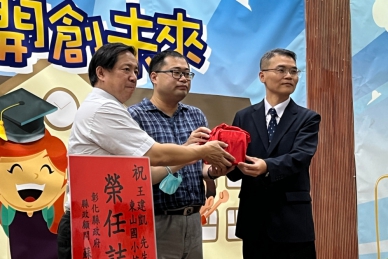 東山國小校長交接，卸任的李世勳（左）將印信交給王建凱（右）。（照片東山提供）