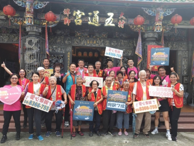 中秋佳節，大村「埤腳五通宮」主委游博程號召信眾響應，陪華山孤老過節。（照片記者周為政攝）