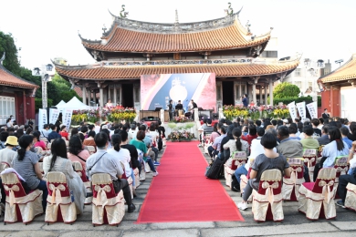 第24屆「磺溪美展」,王縣長頒獎。(照片縣府提供)