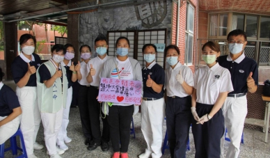 慈濟骨髓捐贈建檔,受贈治癒疾病的「妃吟(中)」舉牌籲請大家踴躍建檔。(照片慈濟提供)