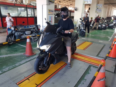 「大型重機定期檢驗」。北彰首家代檢廠。(照片監理站提供)