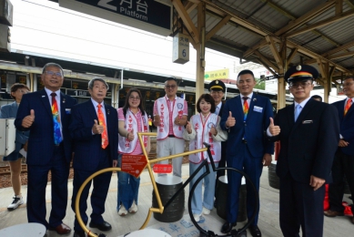 大甲火車站增添特色造型候車椅  為乘客帶來一絲文化藝術風采