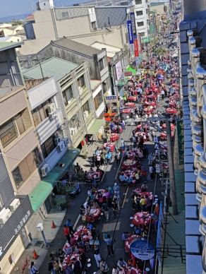 「永靖謝平安家年華」封街搓湯圓，蔚為奇觀。（照片成美提供）