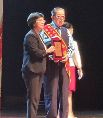 彰化建縣300年，「點仔膠」兒歌作曲家施福珍，接受縣長王惠美（左）表揚。（照片記者周為政攝）