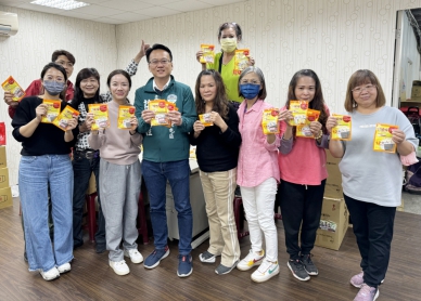 氣溫下降讓選民感受一股暖流  北北屯區立委參選人莊競程推出暖暖包選舉小物大受歡迎