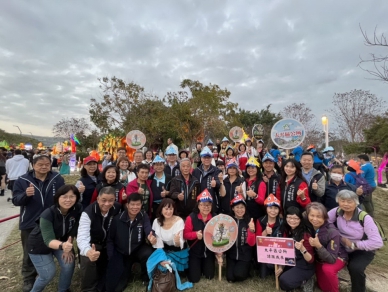 龍馬精神 光耀太平  區長許貴芳24日晚上帶領里鄰長遊燈區 中央公園嗨翻party All Ningt 龍賀