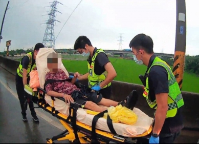 婦人迷航8公里跌坐雨中   智警用「這招」找到回家路