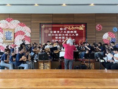 新加坡南洋理工大學華樂團攜手宜蘭青少年國樂團，成美園區演奏。（照片成美提供）