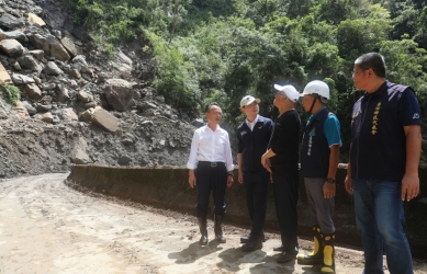 翁章梁勘查山區多處災害道路　番路鄉大華公路受損情形