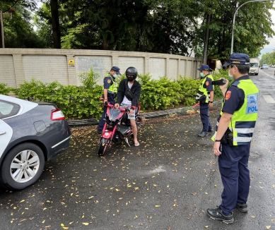 嘉縣警強化宣導與執法騎機車戴妥安全帽 機車族注意保障行車安全