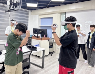 嘉義大學資管系師生展現社會責任 引領年輕學子探索AI、VR及元宇宙