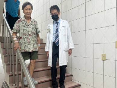 81歲黃姓婦人因使用過度導致右腳膝蓋受傷、脊椎跟著彎曲變形  大甲李綜合醫院為她進行人工膝蓋置換手術  走路再不用拿拐杖