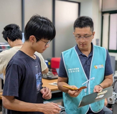 TCN創客基地提供多元支持讓創意起飛  退伍軍人劉皇模靠雷雕技術打造皮雕事業！