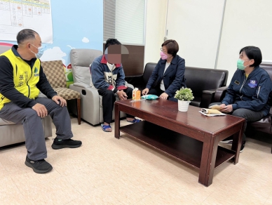 彰化市2死2重傷火災，王縣長（右2）由社會處長（右）陪同前往醫院慰問家人。（照片縣府提供）