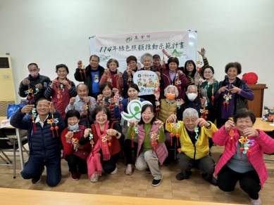 元宵應景  大甲區農會綠色照顧站長輩開心製作毛根紫芋小提燈