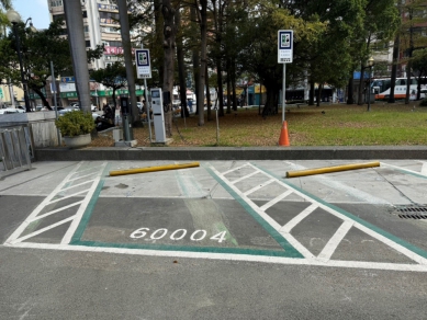 隱形防火牆!中市交通局試辦設置電動車格消防間隔確保救援動線