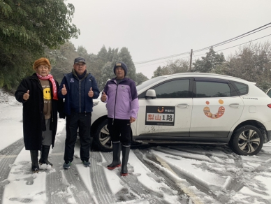 梨山降下3月雪 中市幸福巴士化身雪地公車 照常行駛超暖心!