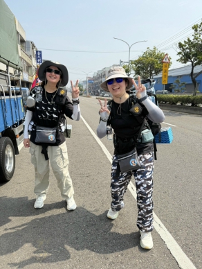 大甲媽祖遶境     步行信眾先行