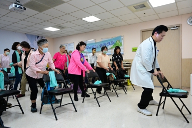半百婦「爬沒兩層樓就腿軟」驚見肌少症上身 醫警告:非老人專利