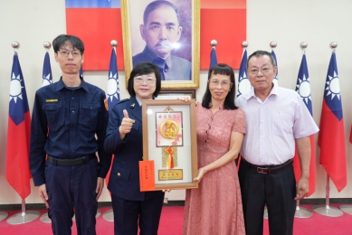 都是女性之光!新竹縣女警長親贈警察模範母親祝福與關心