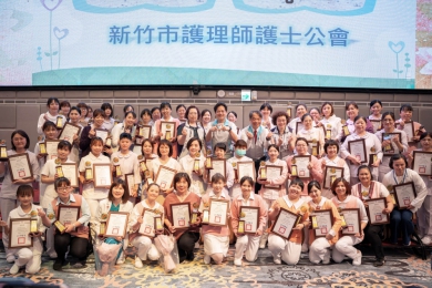 妳們是人間天使!國際護師節前夕 邱臣遠表揚205位優異護理人員 感謝守護市民健康