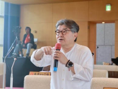 忠明南路進行人行道暨道路改善工程 因路幅嚴重縮小引發塞車問題 國民黨台中市議員李中要求相關單位應思考安全島的比例