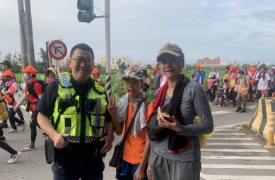清晨的守護:白沙屯媽祖回鑾中,警察助走失童重返母親懷抱
