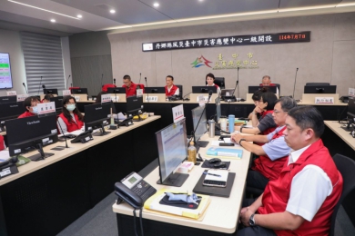 輕颱丹娜絲轉弱  市長盧秀燕坐鎮應變中心  指示全力協助家戶善後