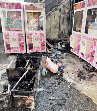 玩夾娃娃機點燃蚊香驅蚊造成火警   三台娃娃機焚毀