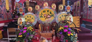 福建省惠安縣崇武天后宮開基黑臉三媽神尊、首次應邀來台舉辦「慶贊中元祈安普度法會」、於今24日假台中市豐原區玉濟宮前廣場隆重登場、吸引眾多信眾與地方仕紳熱烈參與、現場普設供桌逾300多桌、尚不包含各式熟食、糕餅等專區桌數、場面莊嚴盛大、展現民間信仰深厚凝聚力。