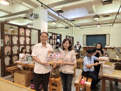 嘉義酒廠「藝術繪檯燈 點亮傳愛心」捐助若竹兒教育基金會作公益