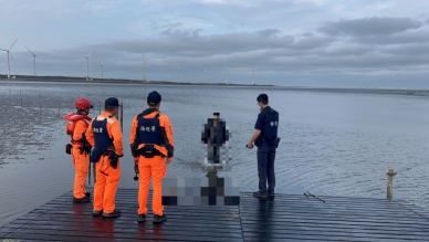 男子在清水高美溼地下海警方及海巡人員一度緊張