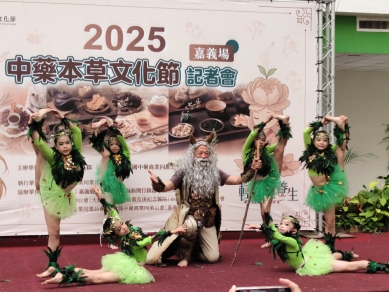 翁章梁縣長化身神農氏再現嘗百草 宣傳中藥本草文化節嘉義場